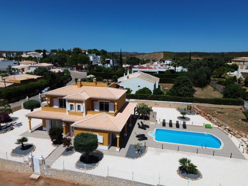 una vista aérea de una casa con piscina en Villa Malia Algarve, en Mexilhoeira Grande