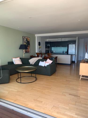 uma sala de estar com um sofá e uma mesa em Location, location, location! em Napier