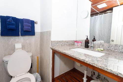 Ένα μπάνιο στο Montego Bay Club Apartments