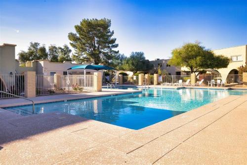 Peldbaseins naktsmītnē Remodeled space, large pool, centrally located in the heart of Scottsdale! vai tās tuvumā