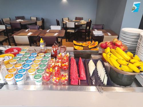 uma linha de buffet com frutas e outros alimentos em Flat IMPECAVEL proximo aos Shoppings JK e Vila Olimpia em São Paulo