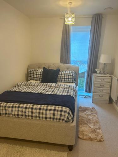 Llit o llits en una habitació de En-suite Double Room in an apartment close to central London