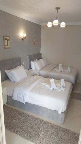 Una cama o camas en una habitación de GEM VIEW INN