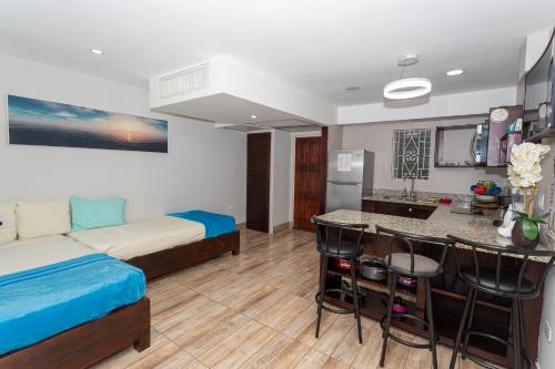 Η κουζίνα ή μικρή κουζίνα στο Montego Bay Club Apartments