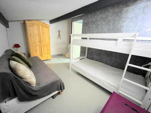une chambre avec deux lits superposés et une échelle dans l'établissement Séjour au ski au ROYAL MILAN à St LARY - Duplex3* 5/7 personnes, à Saint-Lary-Soulan