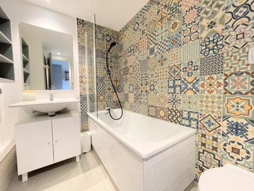 une salle de bain avec une baignoire, des toilettes et un lavabo dans l'établissement Séjour au ski au ROYAL MILAN à St LARY - Duplex3* 5/7 personnes, à Saint-Lary-Soulan