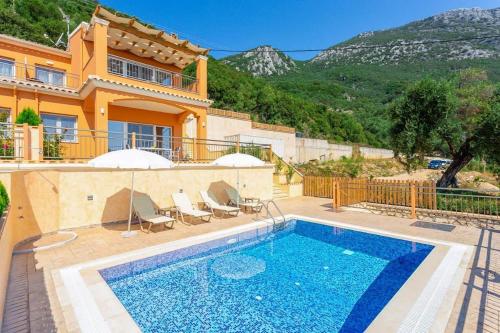 willa z basenem przed domem w obiekcie Corfu Sea View Villa - Eros w mieście Barbati