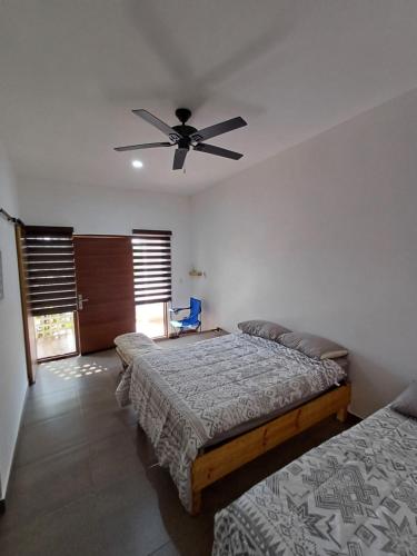 a bedroom with two beds and a ceiling fan at Ideal para compartir momentos especiales 