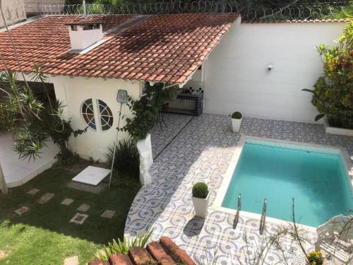 una vista aérea de una casa con piscina en Casa com piscina, churrasqueira, fogão à lenha. SUL DE MINAS GERAIS, en Itajubá