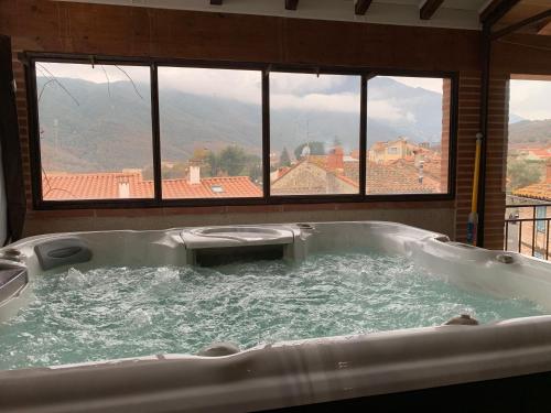 Maison de caractère avec jacuzzi entre mer et montagne à Espira de Conflent