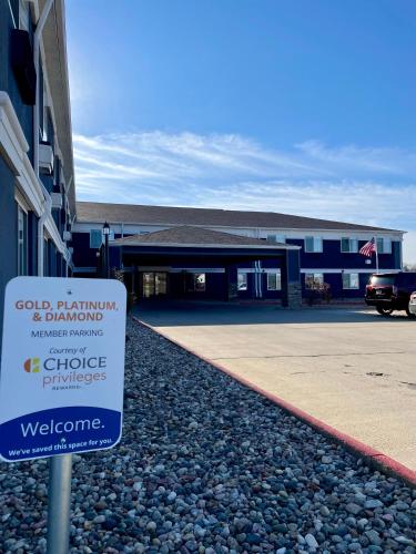 a sign sitting in front of a building at Comfort Inn Sioux City South in Morningside