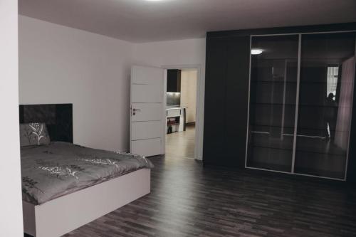 Ένα ή περισσότερα κρεβάτια σε δωμάτιο στο Apartment Panorama Gjakove