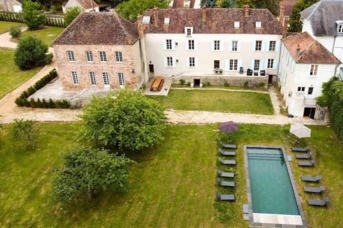 an aerial view of a large house with a swimming pool at Maison Nelson in Villecerf