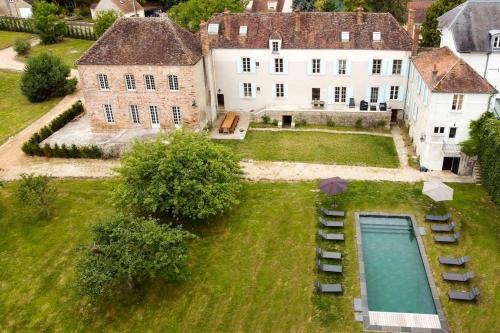 une vue aérienne d'une grande maison avec piscine dans l'établissement Maison Nelson, à Villecerf