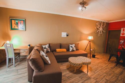 ein Wohnzimmer mit einem Sofa und einem Tisch in der Unterkunft I Stay @ De 22 On Vintage in Windhoek