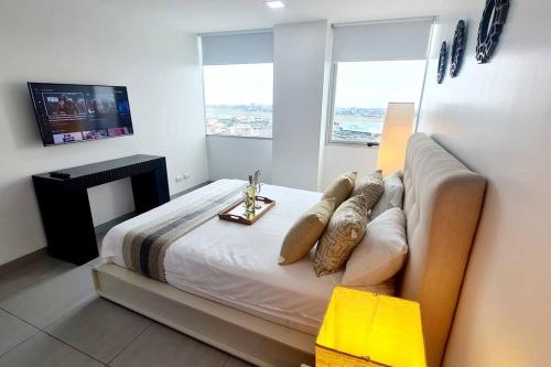 um quarto com uma cama, um sofá e uma lareira em Ecusuites Apartamento Ejecutivo Hotel Sheraton Aeropuerto Quo em Guayaquil