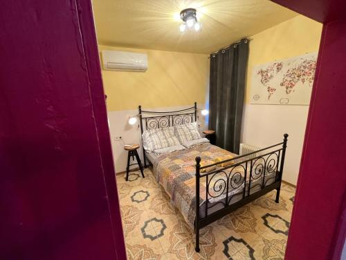 1 dormitorio con 1 cama en una habitación en Porta Family, en Budapest