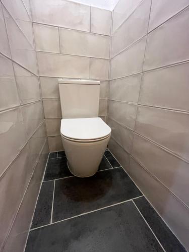 ブダペストにあるPorta Pinkのタイル張りの壁のバスルーム(トイレ付)