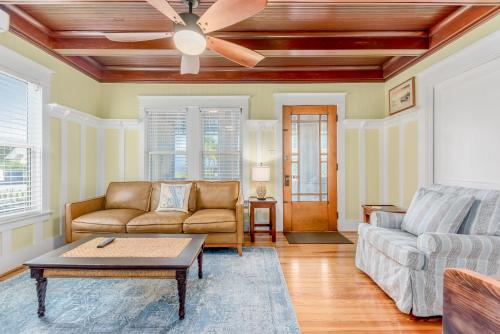 a living room with a couch and a ceiling fan at Old Colorado Inn in Stuart