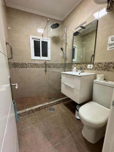 e bagno con servizi igienici, doccia e lavandino. di Dream SOROLLA a Santa Cruz de Tenerife