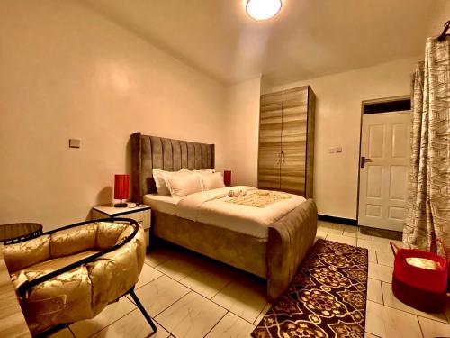 pokój hotelowy z łóżkiem i kanapą w obiekcie CACECY LUXURY HOMES w mieście Bungoma