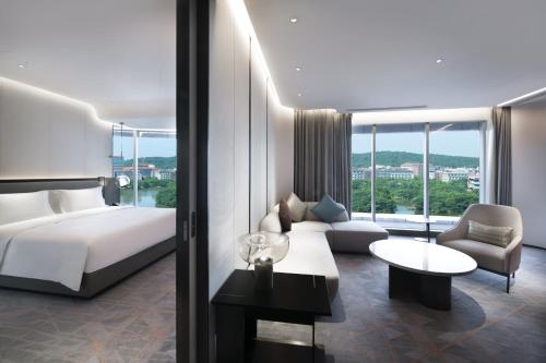 Ένα ή περισσότερα κρεβάτια σε δωμάτιο στο Crowne Plaza Wuhan Optics Valley by IHG