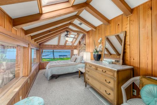 a bedroom in a tiny house with a bed and a mirror at Old Colorado Inn in Stuart