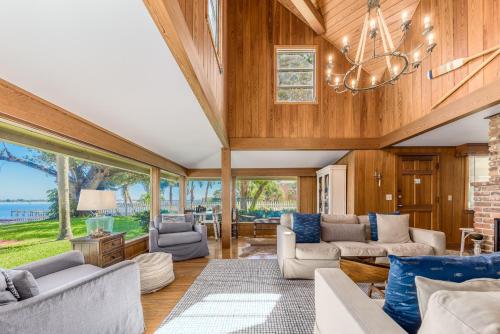 an open living room with wood paneling and a chandelier at Old Colorado Inn in Stuart