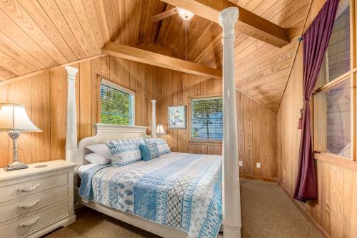 a bedroom with a bed and a wooden ceiling at Old Colorado Inn in Stuart