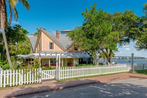 una cerca blanca frente a una casa en Old Colorado Inn, en Stuart