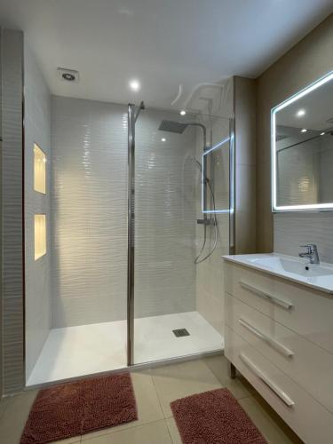 y baño con ducha y lavamanos. en Apartment Lucy Hacienda Riquelme Golf resort, en Murcia