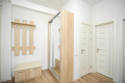 奇西瑙的住宿－Grand Central Apartment 2 bedrooms，更衣室配有镜子和衣柜