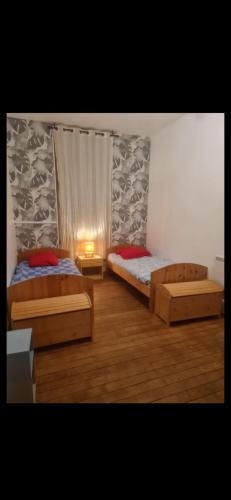 Ένα ή περισσότερα κρεβάτια σε δωμάτιο στο Maison chaleureuse à 20mn de saint Amand Montrond.