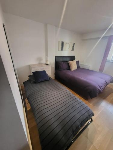 a bedroom with two beds in a room at Striking 1 bedroom apartment in Manchester