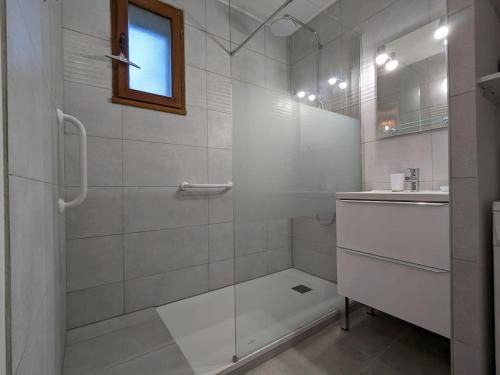 une salle de bain blanche avec une douche et un lavabo dans l'établissement Studio - Jardins de Cybèle - Gréoux-les-Bains, à Gréoux-les-Bains