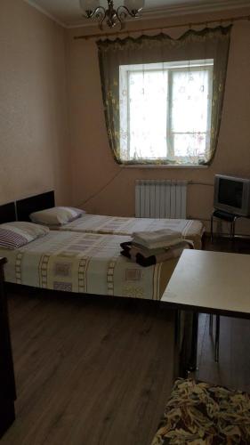 een slaapkamer met een groot bed en een raam bij Готель Деметра in Charkov