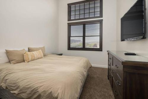 sypialnia z łóżkiem z komodą i oknem w obiekcie Luxury Downtown Rental - La Dolce Vita Villa #3 w mieście Moab
