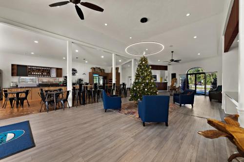 Un árbol de Navidad en medio de una sala de estar en Paddletail Waterfront Lodge, en Crystal River