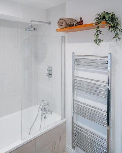 a bathroom with a shower and a bath tub at Tu Casa Brighton , A Beautiful & Peaceful 4 bedroom House with garden, BBq area , EV & Parking in Brighton & Hove
