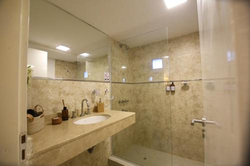 ein Bad mit einem Waschbecken und einer Dusche in der Unterkunft DEPARTAMENTO TAG in Santiago del Estero