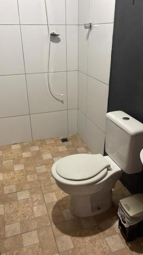 ein Bad mit einem WC und einer Dusche in der Unterkunft Kitnet na 262 in Itapema