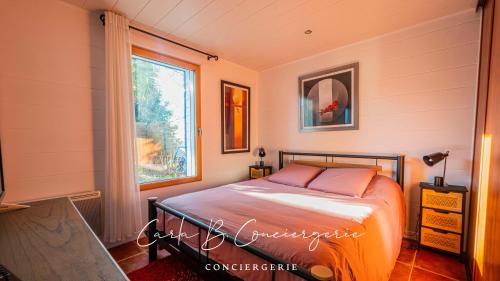 une chambre avec un lit et une fenêtre dans l'établissement ROBY - maison TREGUNC 6 personnes, à Trégunc