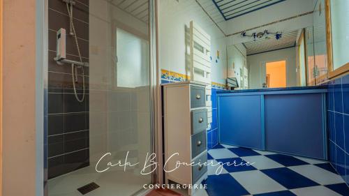 une salle de bain avec douche et réfrigérateur dans l'établissement ROBY - maison TREGUNC 6 personnes, à Trégunc