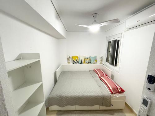 Habitación pequeña con cama y ventana en Villa Dulce, en Gran Alacant