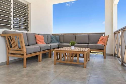 Ruang duduk di Villa Kiwi 3 min to the Beach with Private Magnesium Pool & Dive Rinse Tank