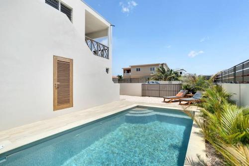 Kolam renang di atau dekat dengan Villa Kiwi 3 min to the Beach with Private Magnesium Pool & Dive Rinse Tank