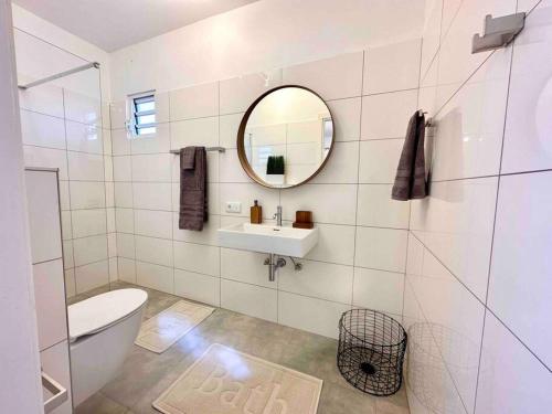 Bilik mandi di Villa Kiwi 3 min to the Beach with Private Magnesium Pool & Dive Rinse Tank