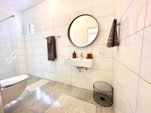 Bilik mandi di Villa Kiwi 3 min to the Beach with Private Magnesium Pool & Dive Rinse Tank