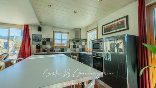 - une cuisine avec un comptoir et un four micro-ondes dans l'établissement ROBY - maison TREGUNC 6 personnes, à Trégunc