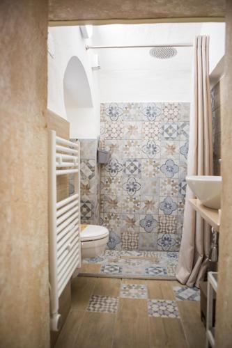 a bathroom with a toilet and a sink at Adelphòs in Adelfia